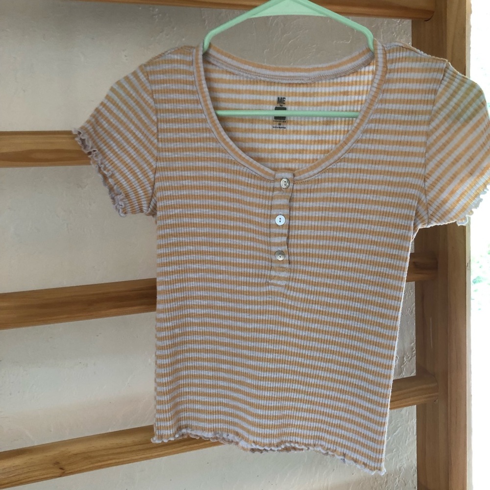 Cute ruffle shirt kinda crop
